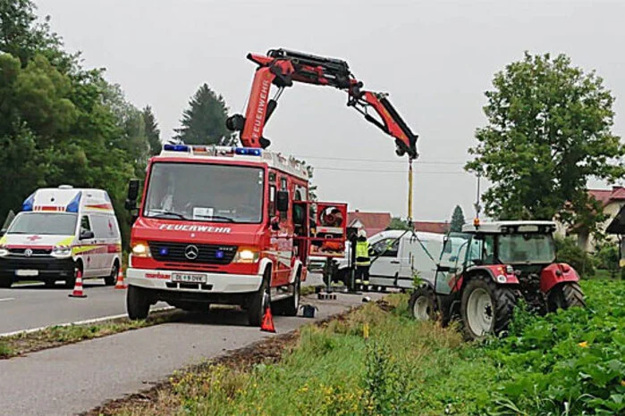 Dabei wurden beide Pkw-Lenker sowie ein 16-jähriger Beifahrer leicht verletzt.