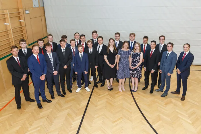 Die Klasse 5BHMBA: Ausgezeichneter Erfolg: Lucas Fink, Philipp Koppin, Max Krautwaschl, Nicolas Traun und Sandro Wallner. Guter Erfolg: Paul Bichl, Christoph Bösch, Jim Bullner, Thomas Paul Hutter, Michael Karner, Valentin Ossmann, Stefan Strallhofer, Marcus Teichtmeister und Leo Traußnigg. Bestanden: Ella Doringer, Fabio Gimpel, Angelina Grinschgl, Julian Herzog, Georg Krankenedl, Adrian Nistor, Ferdinand Paar, John Reiter, Alexander Schipfer und Paul Widmar.