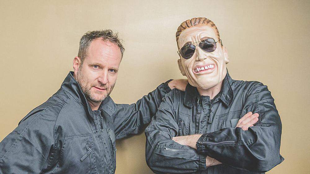Matthias Strolz und Kurt Razelli mit Schwarzenegger-Maske