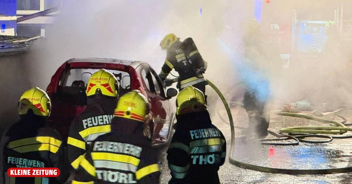 Von Nachbarn bemerkt: Auto begann mitten in der Nacht zu brennen