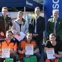 Die Sieger um Johannes Meisenbichler (unten Mitte) mit ihren Gratulanten
