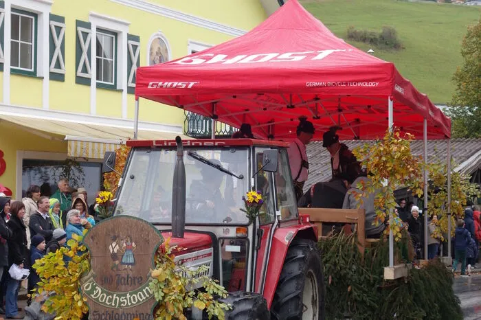 Der Wagen der Tanz- und Plattlergruppe d’Dochstoana