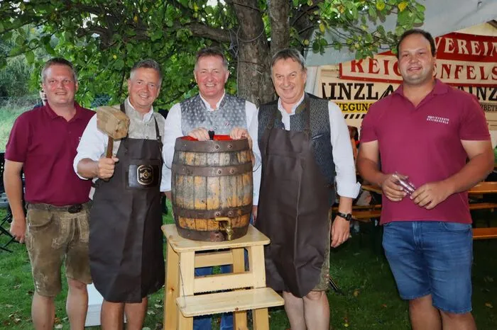 Bieranstich: Obmann Roland Sattler, Bürgermeister Manfred Führer, Nationalratsabgeordneter Johann Weber, Bürgermeister von St. Nikolai im Sausal Gerhard Hartinger und Kapellmeister Georg Bojer (von links)