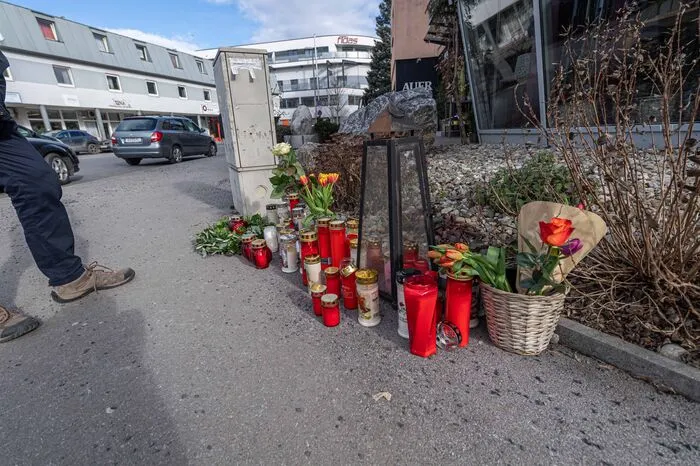 Am Tatort sind Blumen und Kerzen niedergelegt worden.
