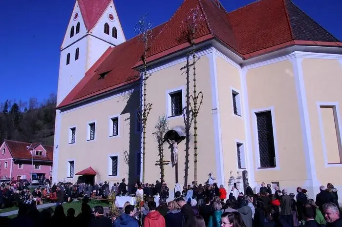 Während zahlreiche Besucher nach der Messe der Einladung der Katholischen Frauenbewegung zum Suppenessen in den Pfarrhof folgten, trugen die Jugendlichen ihre drei Palm zum Vorplatz der Firma Raudner. Dort zerschnitt Landjugend-Obmann Sebastian Arbesleitner die Palm in etwa 90 Stücke. Diese werden dann an Landwirte, Gewerbetreibenden und Gemeindefunktionäre verteilt, Als Lohn gab es eine Jause oder eine Spende für die Landjugend-Vereinskasse.“  