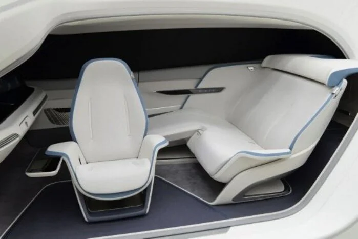 Ebenfalls ist auf der CES das Hyundai Healthcare Cockpit zu sehen. In einem autonom fahrenden Automobilder Zukunft gibt es den Reisenden Hinweise, wann es an der Zeit ist zu entspannen, und unterstützt ihn technologisch um produktiv arbeiten zu können.