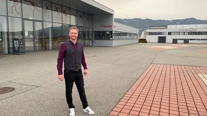 Christian Feuchter vor der Tennishalle, im Hintergrund die Eishalle