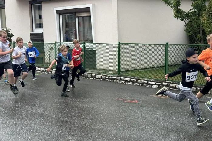 Von den Kinderläufen bis hin zu den Hauptbewerben stand dabei nicht nur die sportliche Leistung im Mittelpunkt, sondern vor allem die Freude an der Bewegung. 