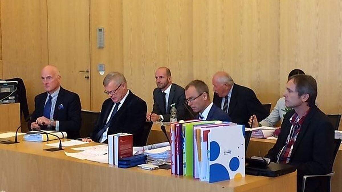 Die Beschuldigten und deren Anwälte beim Prozessauftakt in Leoben