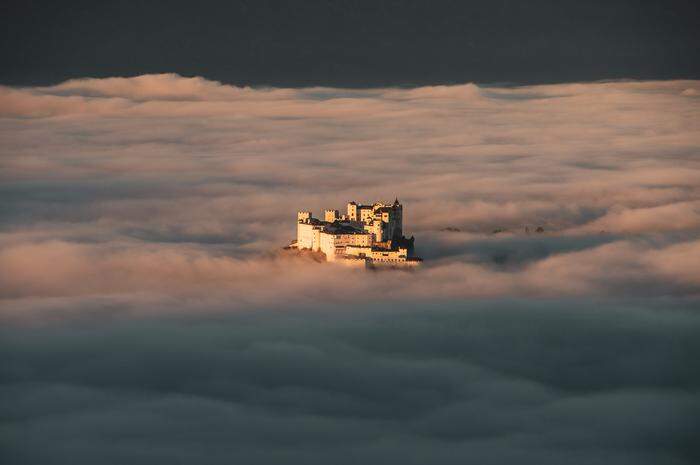  Die Festung Hohensalzburg ragt aus dem Nebel