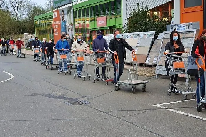 Lange Schlange vor dem Obi-Baumarkt in Bruck.