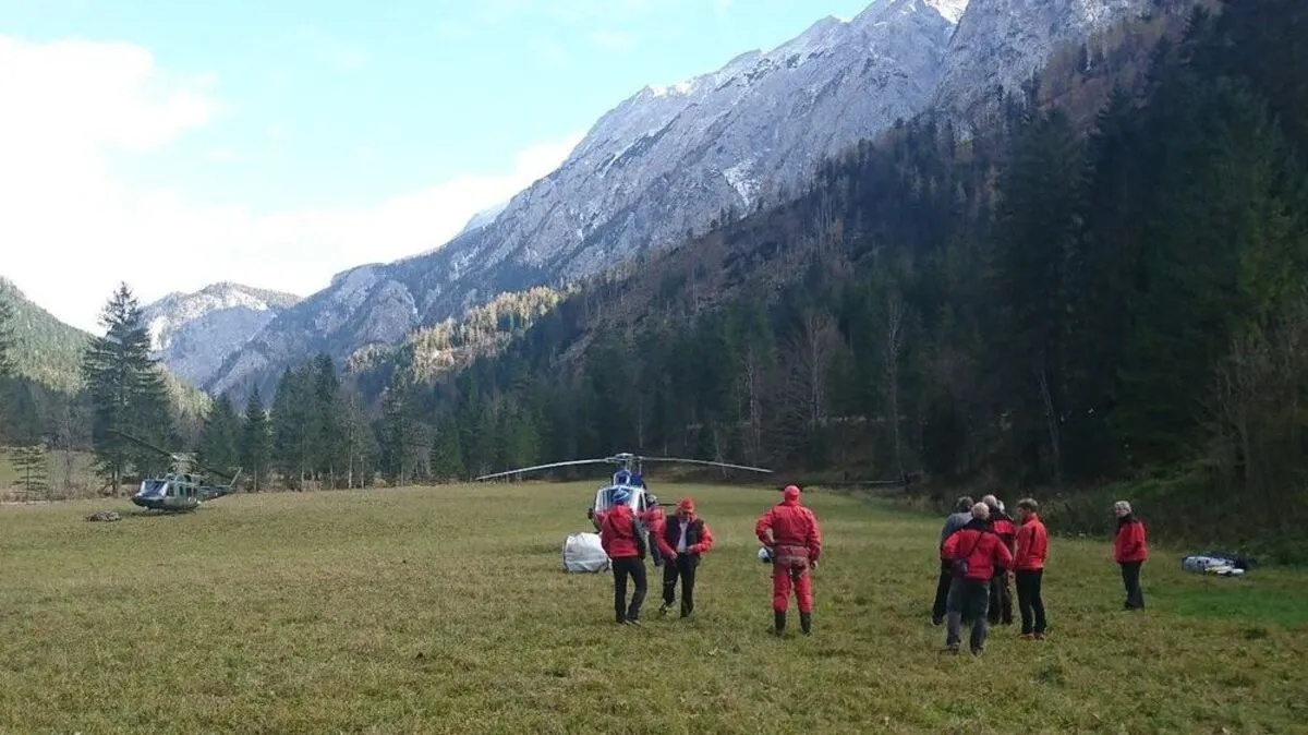 Im Einsatz stehen rund 70 Kräfte der Bergrettung, der Höhlenrettung und der Alpinpolizei. Auch je ein Hubschrauber der Polizei und des Bundesheeres sind im Einsatz