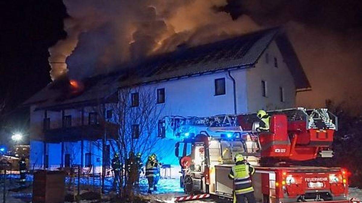 Am 11. Dezember rückte die Feuerwehr Feldkirchen zu einem Dachstuhlbrand nach Tiffen aus