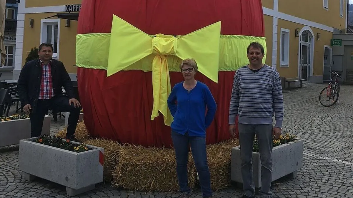Beim Aufstellen des Riesenostereis: Das Ehepaar Pappel und Bürgermeister Karl Habisch