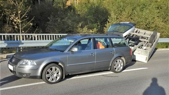 Während der Fahrt war ein beladener Anhänger umgekippt