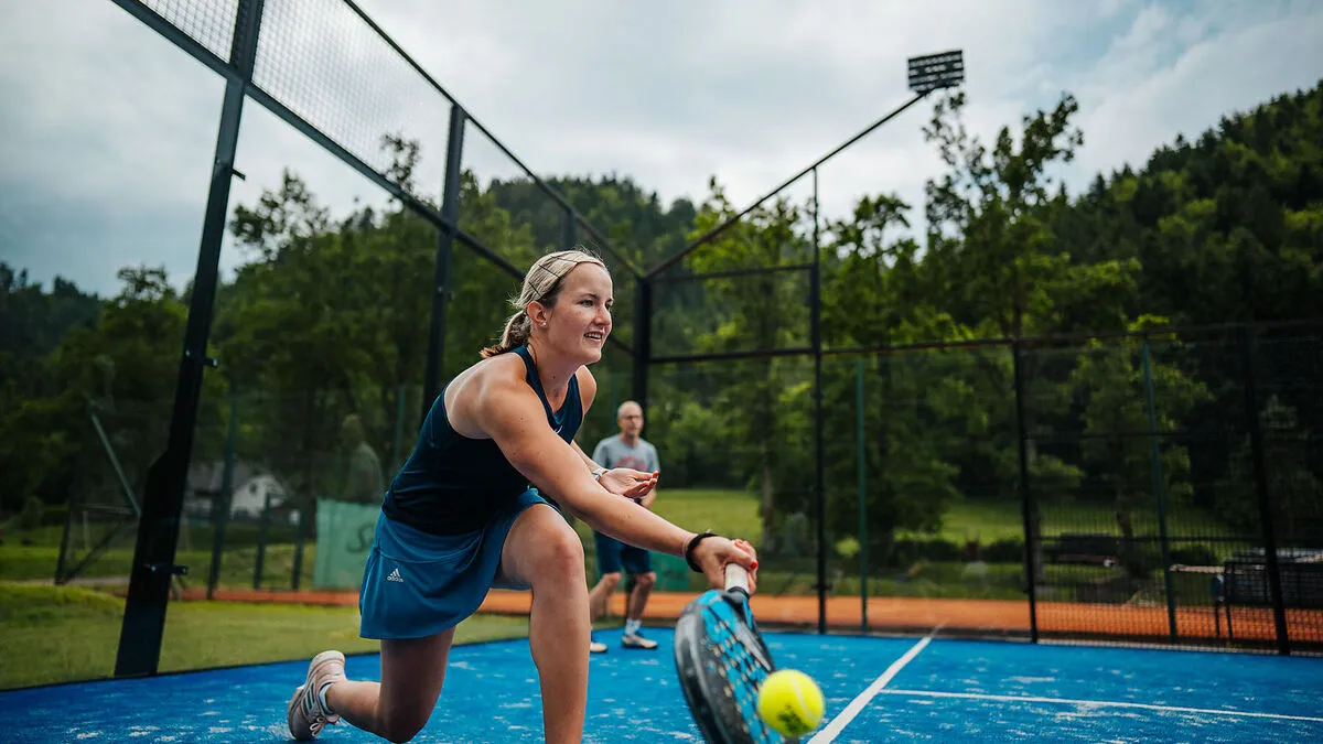 Beim Padel-Tennis gelten grundsätzlich die Tennisregeln, es zählt aber auch die Glasrückwand zum Spielfeld