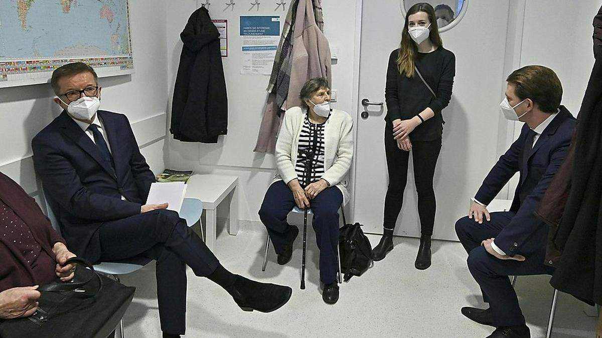 Gesundheitsminister Rudolf Anschober und Kanzler Sebastian Kurz beim Warten auf die erste Covid-Showimpfung ende Dezember