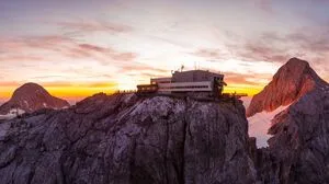 Am Hunerkogel auf 2700 Metern Seehöhe thront die Bergstation der Dachstein-Gletscherbahn