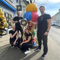 Laura Barbas, Josip Barbas, Laura Nagler und Claudio Barbas vor der Eisdiele in der Grazerstraße in Feldbach