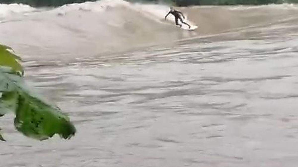 Hochwassersurfer in Greimpersdorf