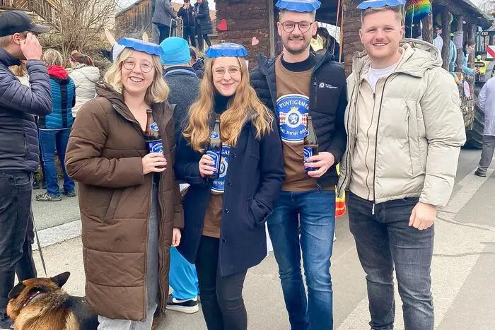 Zahlreiche Besucherinnen und Besucher säumten die Straßen von Unterlungitz und erlebten einen Umzug, bei dem nicht ernste Diagnosen, sondern Lachen und gute Laune im Mittelpunkt standen.