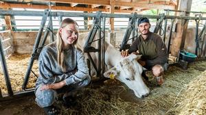 Cheyenne Ochsenknecht und Nino Sifkovits mit einem ihrer Chianina-Rinder – sie tragen übrigens alle italienische Namen