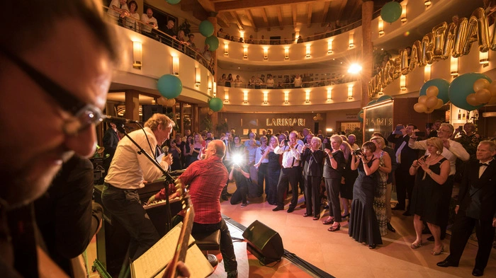 Am 1. Juni 2007 wurde in Stegersbach von Thermen- und Wellnesspionier Johann Haberl das Wellness- und Gesundheitshotel Larimar eröffnet, am Wochenende wurde bei einer Jubiläumsgala der 10. Geburtstag gefeiert - für Stimmung sorgten etwa Peter Kraus und Andy Lee Lang.