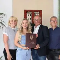 Natalie Holzner mit Bürgermeister Bernd Osprian (2.v.r.) und ihren Eltern