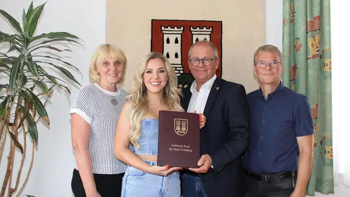 Natalie Holzner mit Bürgermeister Bernd Osprian (2.v.r.) und ihren Eltern