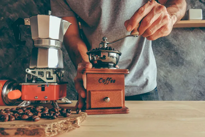 Am besten ist es, die Kaffeebohnen unmittelbar vor der Zubereitung zu mahlen: Je kürzer der Abstand ist, desto intensiver wird der Genuss des beliebten Heißgetränks.