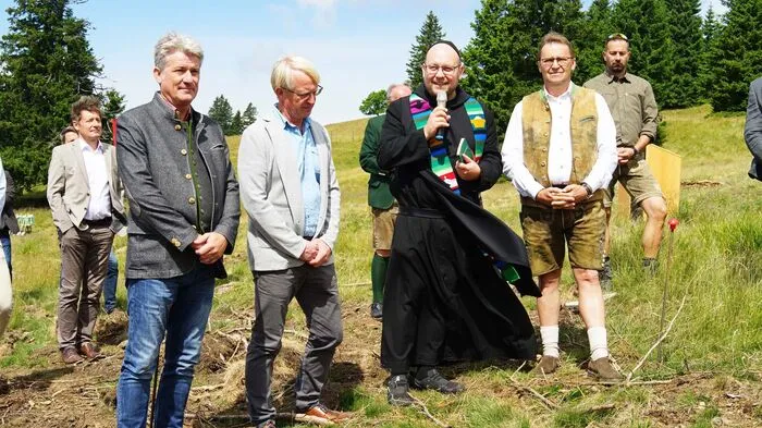 Vor der Spatenstichfeier auf 1450 Metern Seehöhe wurde die Windradbaustelle von Pater Marian vom Benediktinerstift St. Paul im Lavanttal gesegnet.
