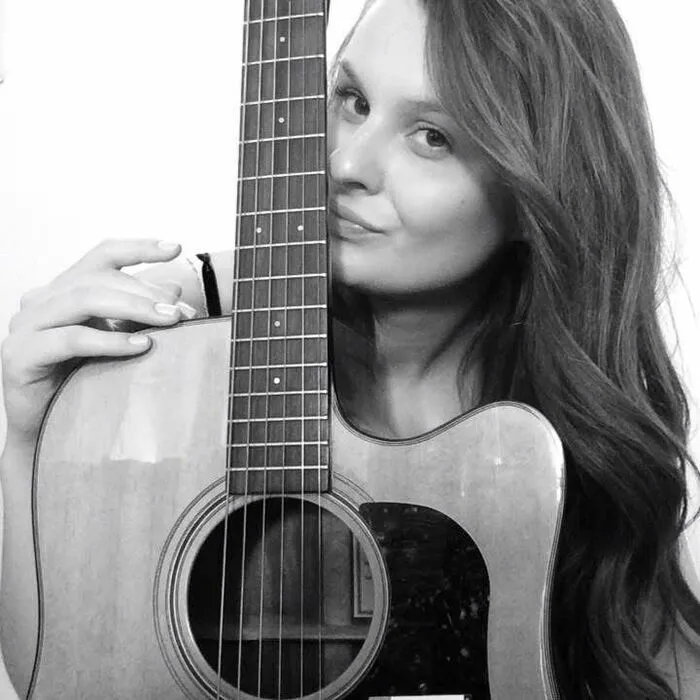 Eva Mion mit Gitarre
