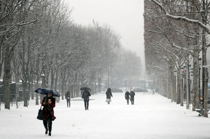 Schnee und Eis haben in Paris und anderswo in Frankreich den Verkehr stark behindert. Auf den Autobahnen zwischen Le Havre und Rouen staute sich der Verkehr, wie der Sender France Info berichtete. Zahlreiche Nationalstraßen waren für Lastwagen gesperrt. In zwei Dutzend Departements - besonders im Norden und im Zentrum des Landes - herrschte Alarmstufe Orange.  