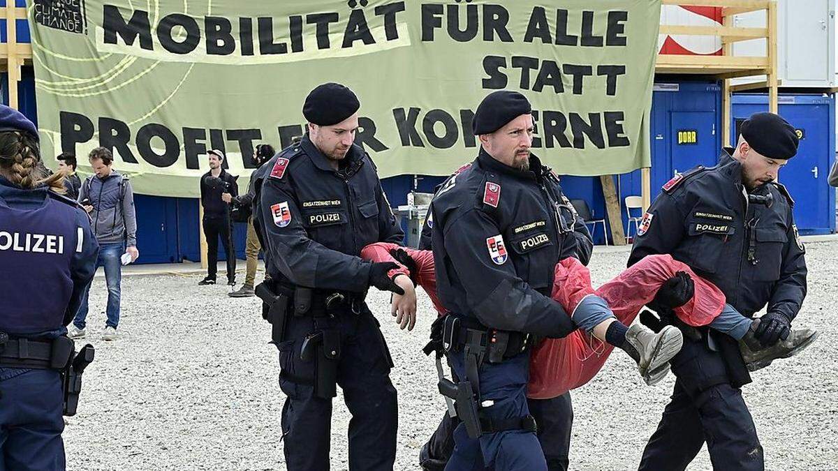 Die Polizei hat am Vormittag begonnen, die Blockade wieder zu räumen.