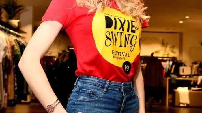 Die Miss Styria Larissa Robitschko, gebürtige Hartbergerin, präsentierte im Modehaus Roth in Fürstenfeld das Outfit für das diesjährige Dixie- und Swingfestival, das vom 14. bis 24. August 2019 in Fürstenfeld stattfindet.