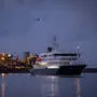Kreuzfahrtschiff liegt im Hafen