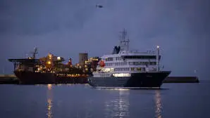 Kreuzfahrtschiff liegt im Hafen