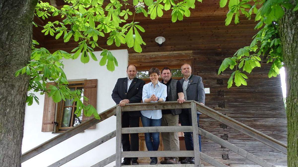 Vor der Ferienwohnung: Sepp Wumbauer, Sabine und Hannes Grabner, Josef Hirt