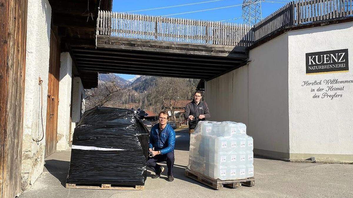 Philip Wirnsberger und Florian Kuenz mit den zwei Paletten mit über 800kg Hilfsgütern