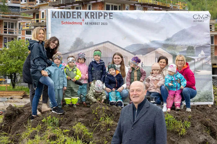 Bürgermeister Hermann Trinker mit den örtlichen Kindergartenkindern und ihren Betreuerinnen
