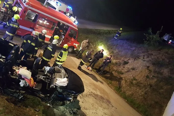 Die Lenkerin, ihre 17-jährige Schwester und ihr Vater wurden bei dem Unfall verletzt. Sie mussten mittels Bergeschere aus dem Auto geschnitten werden. Das Fahrzeug wurde komplett beschädigt.