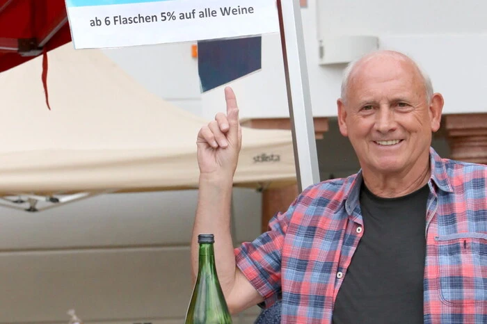 Übrigens: Back-, Teig- und Fleischwaren, Schnäpse sowie diverse Kräutermischungen einkaufen sah man unter anderen Forstunternehmer Thomas Rinner, Diplompädagogin Karin Dielacher, Sparkasse Friesach-Firmenbetreuer Gerhard Kalsberger sowie DJ „Sigi“ (Foto), der extra aus Grades im Metnitztal angereist kam. 