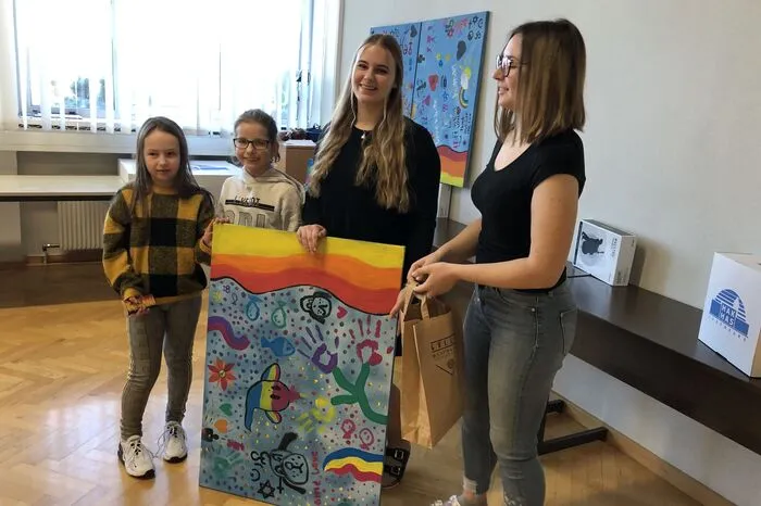 Am Mittwoch wurden die Bilder nun den Schulen übergeben.
