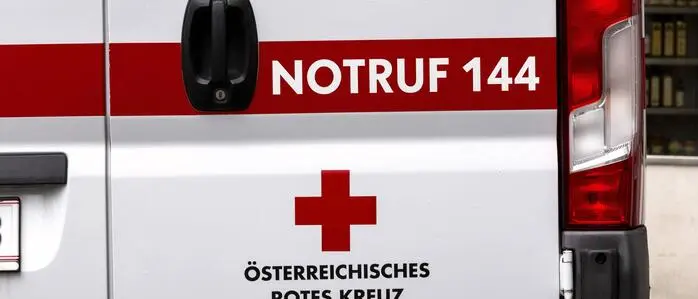 Ein betagter Mann erlitt einen Herzinfarkt auf dem Besucherparkplatz vor dem Tauernklinikum in Zell am See. Aufgrund von Vorgaben wurde zunächst das Rote Kreuz alarmiert