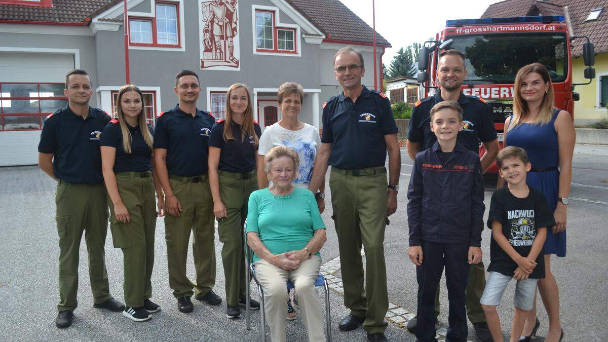 Familie Weber vor dem Rüsthaus: Roman, Lisa, Anja und ihr Freund Marco Potzinger, Theresia (sitzend), Lisbeth und Karl senior sowie Karl junior mit seiner Frau Jasmine und den Söhnen Sebastian und Leon (von links)