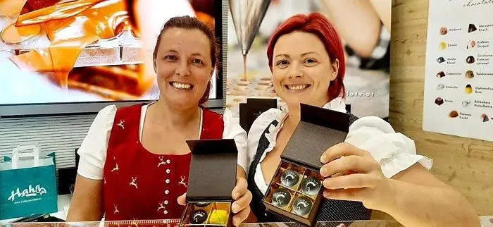 Claudia Röck (rechts)