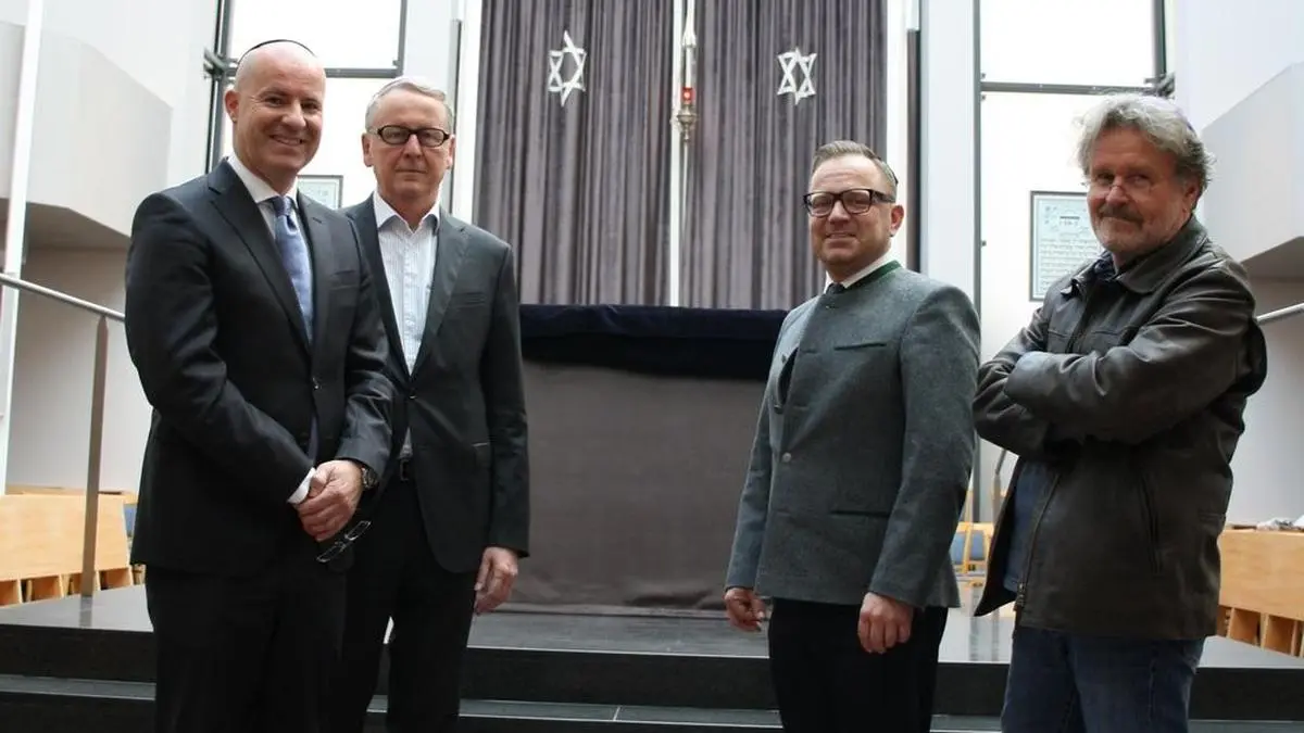 In der Synagoge. Gemeinderat Peter Stöckler (ÖVP), der Präsident des Vereins "Gesellschaft der Freunde der Jüdischen Gemeinde Graz" Otto Hochreiter, Elie Rosen, Leiter der Jüdischen Gemeinde, sowie der Künstler Oskar Stocker 