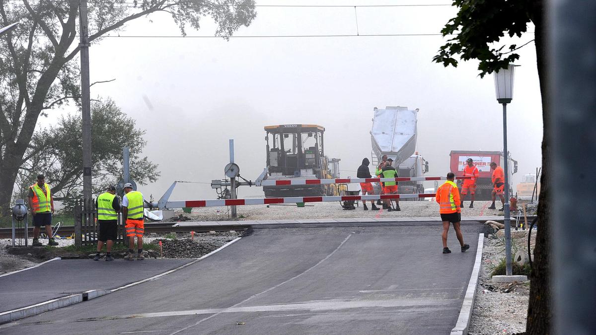 Seit Juli laufen beim Bahnübergang in Trautenfels die Arbeiten. Kurz bevor ein Zug die Stelle passiert, müssen sie unterbrochen werden