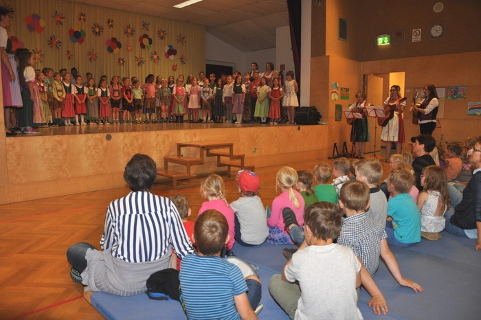 Lehrer und Schüler aller Klassen waren mit von der Partie.