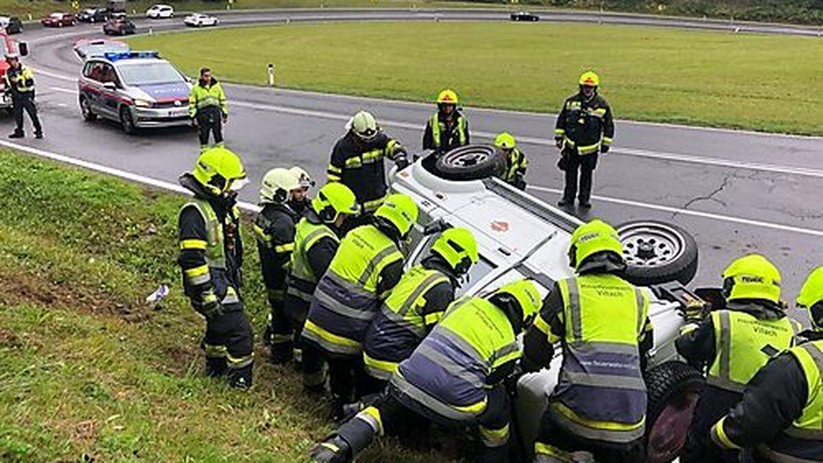 Die Feuerwehrleute stellten den Jeep wieder auf die Räder